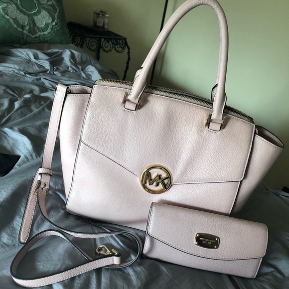 Michael Kors Handbags - *SALE 1DAY* Michael Kors Purse and Matching Wallet
